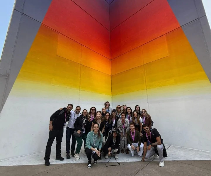 Grupo da Moovers diante de um mural colorido em Austin, no Texas